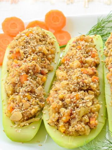 These oil-free, delicious and filling, juicy zucchini will surprise you with their satisfying flavor! A great combination of hearty, protein-rich lentils and satiating quinoa on a fresh and juicy zucchini boat. Quite satiating as well due to the lentils and the quinoa.