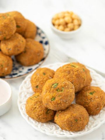 A plant-based recipe, made with only whole plant food ingredients. Super healthy and delicious spicy balls made of chickpeas, sesame, and sunflower seeds, all that seasoned with one of my favorite scented Cajun spice mixes!