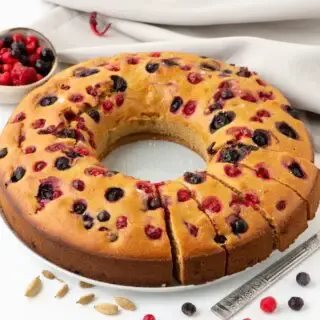 vegan berry bundt cake