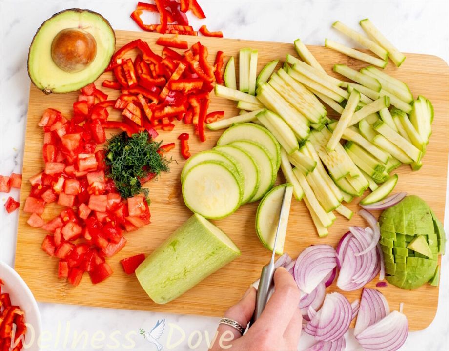 how to prepare the ingredients for the Zucchini Vegan Salad