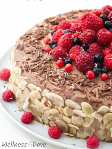 This is a dairy-free, sugar-free, oil-free chocolate cake! Super calorie-light but unbelievably tasty. With juicy raspberries for a touch of freshness and aroma. For those special occasions when you want to prepare something sweet and delicious yet healthy as well.