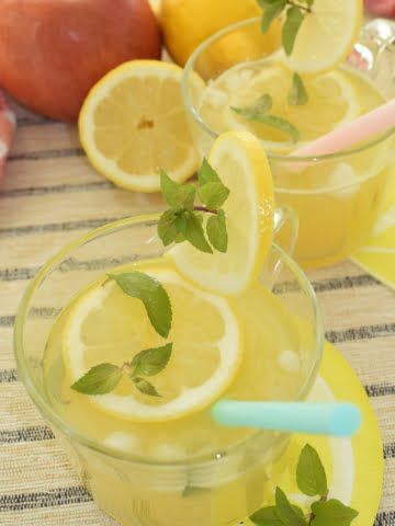 a glass of sugar-free lemonade