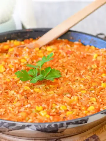 Super tasty and easy Brown Rice With Veggies recipe!This is a plant-based recipe, prepared without any oil!Combined with so many veggies, this brown rice feels fresh and really rich in flavor.