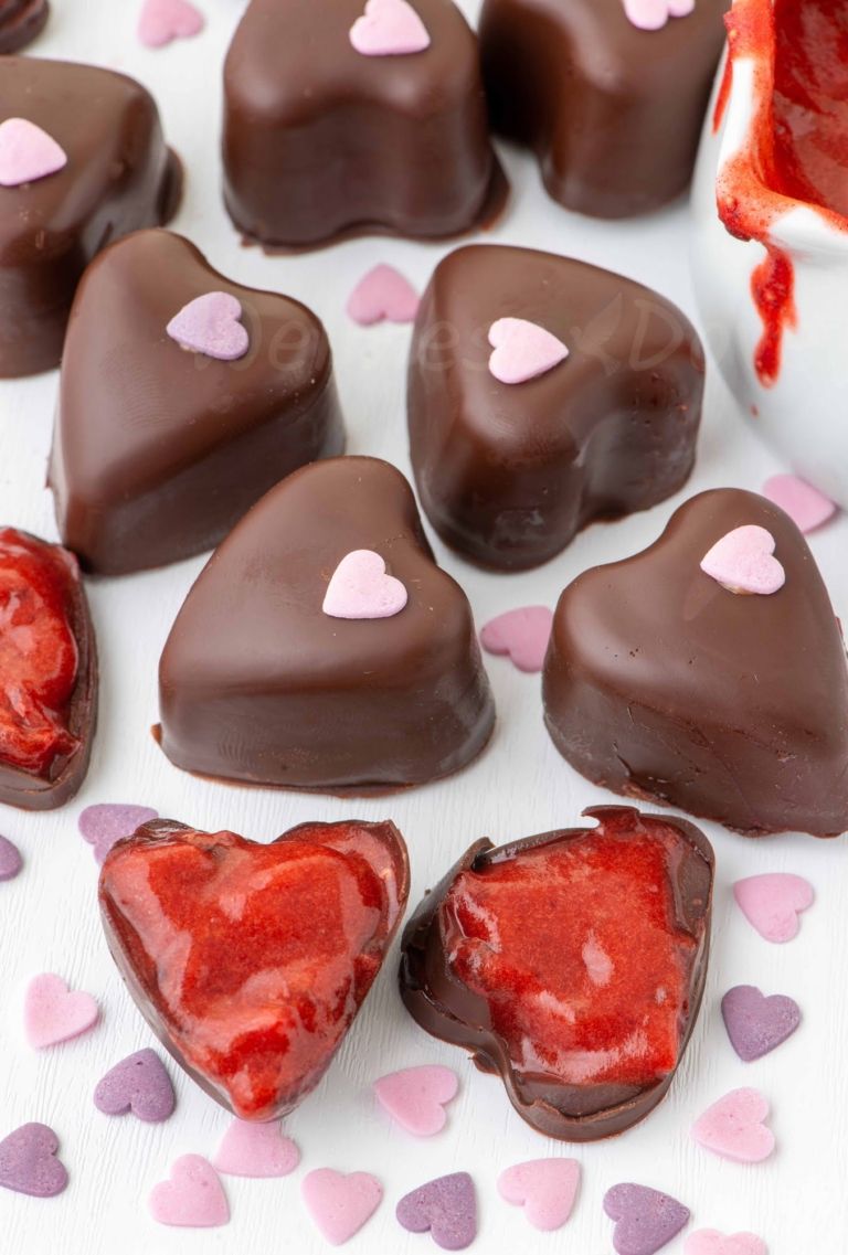 Valentine&#039;s day chocolate strawberry hearts