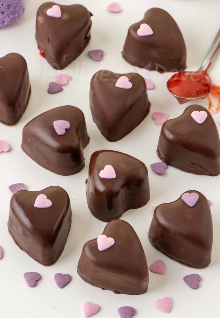 Valentine&#039;s day chocolate strawberry hearts