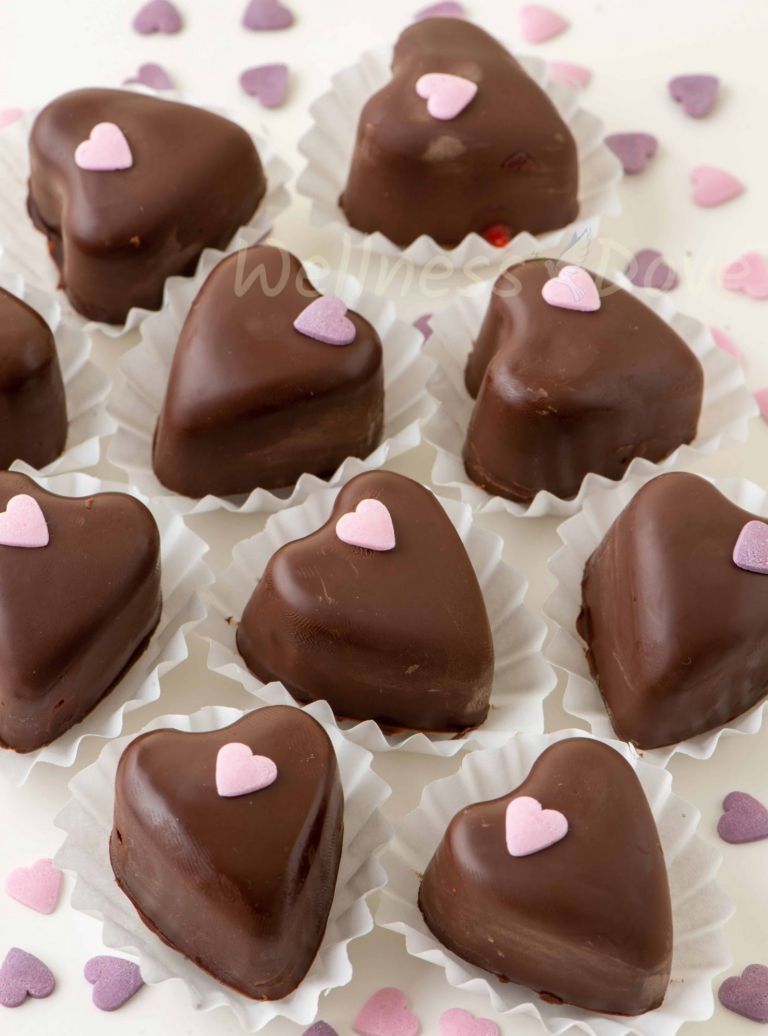 Valentine&#039;s day chocolate strawberry hearts