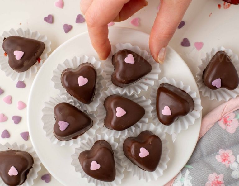 Valentine&#039;s day chocolate strawberry hearts