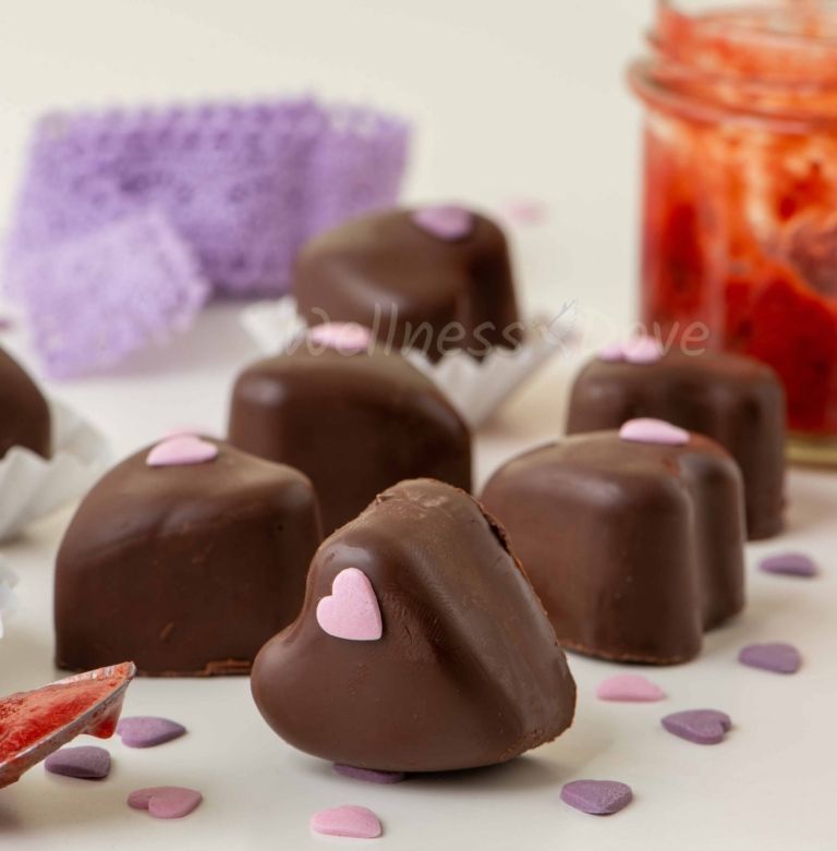 Valentine&#039;s day chocolate strawberry hearts