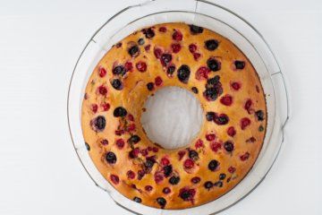 vegan berry bundt cake