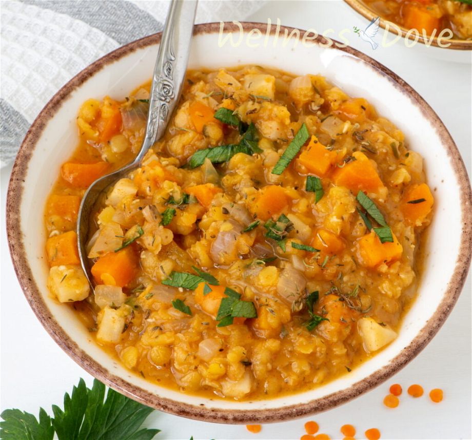 clous up 3/4 view of the easy red lentils vegan soup in a bowl