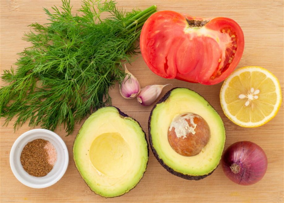 the ingredients for the vegan homemade guacamole 