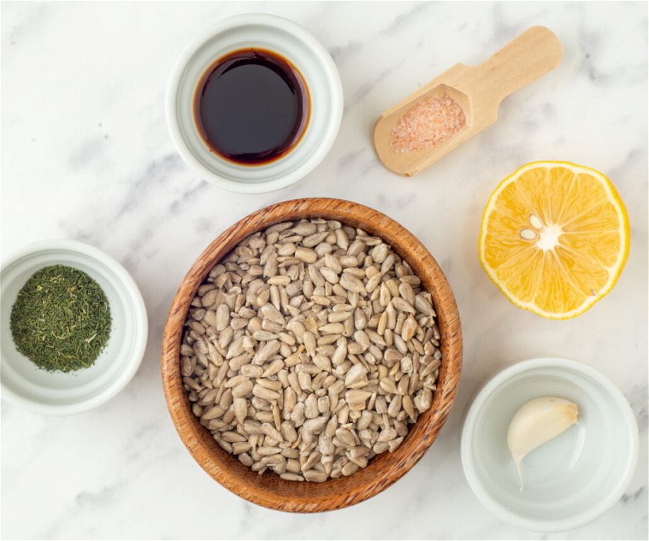 the ingredients of the the easy vegan sunflower seeds sauce 